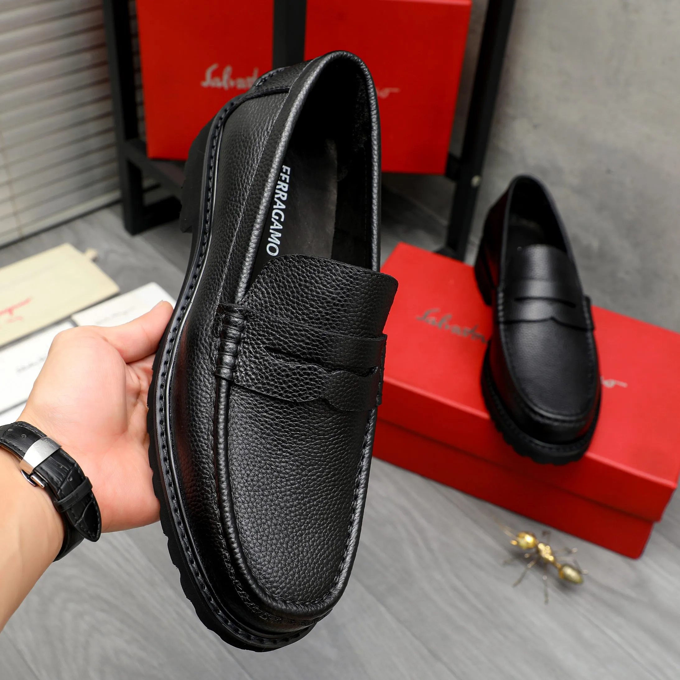 Men's shoes 💰442 Product trademark: Ferragamo "Ferragamo" business formal leather shoes Regular size: 38-46 (45.46 is custom-made and non-returnable) Product materials: Selected small pebbled cowhide upper, cowhide lining, non-slip rubber outsole